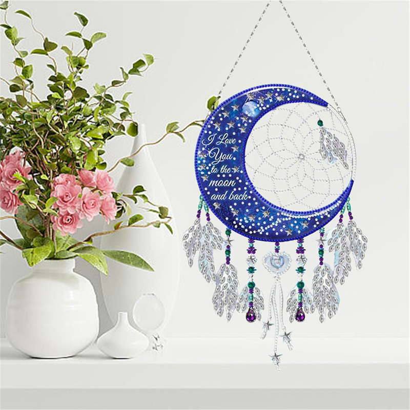 Diamond Painting Traumfänger mit Mond-Motiv und glitzernden Steinen als dekorative Wandgestaltung in einem Wohnraum.