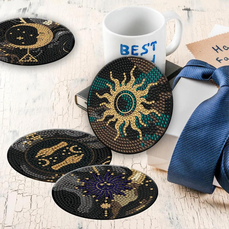 Diamond Painting Untersetzer Black Dream mit goldenem Sonnen- und Sternenmotiv, verziert mit glitzernden Strasssteinen.