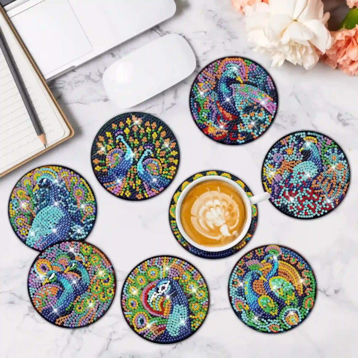 Diamond Painting Untersetzer Set mit buntem Pfau-Motiv, funkelnde Strass Steine auf runden Tassenuntersetzern