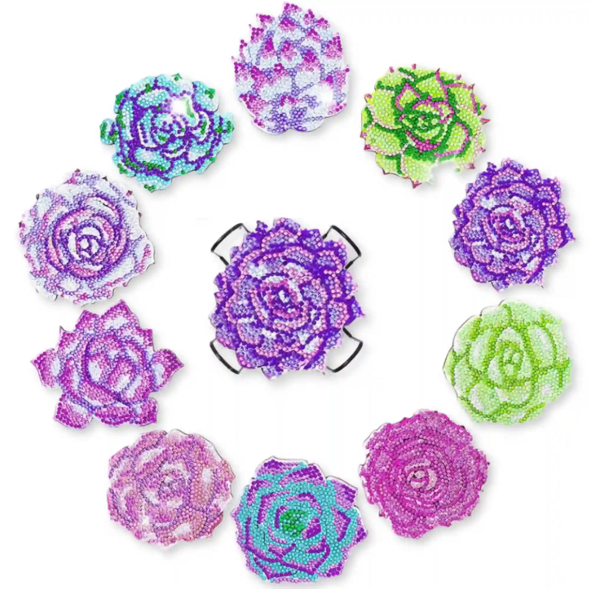 Diamond Painting Untersetzer Set mit Blumen-Motiven in Lila und Grün, besetzt mit funkelnden runden Steinchen.