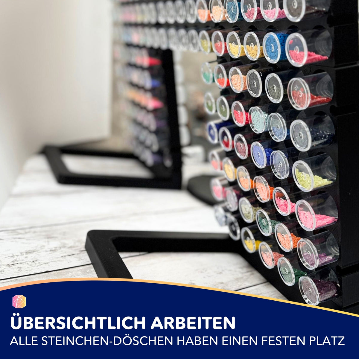 Schwarzer 3D-gedruckter Sockel für eine Diamond Painting Döschenwand zur geordneten Aufbewahrung bunter Steinchen.