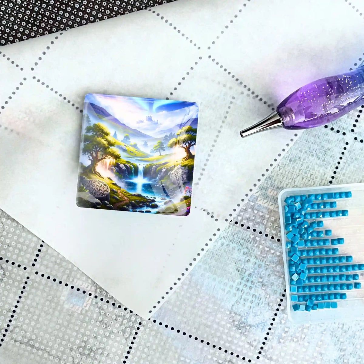 Magischer Cover Minder mit Tal-Motiv für Diamond Painting auf einer Leinwand mit Stift und blauen Diamant-Steinchen