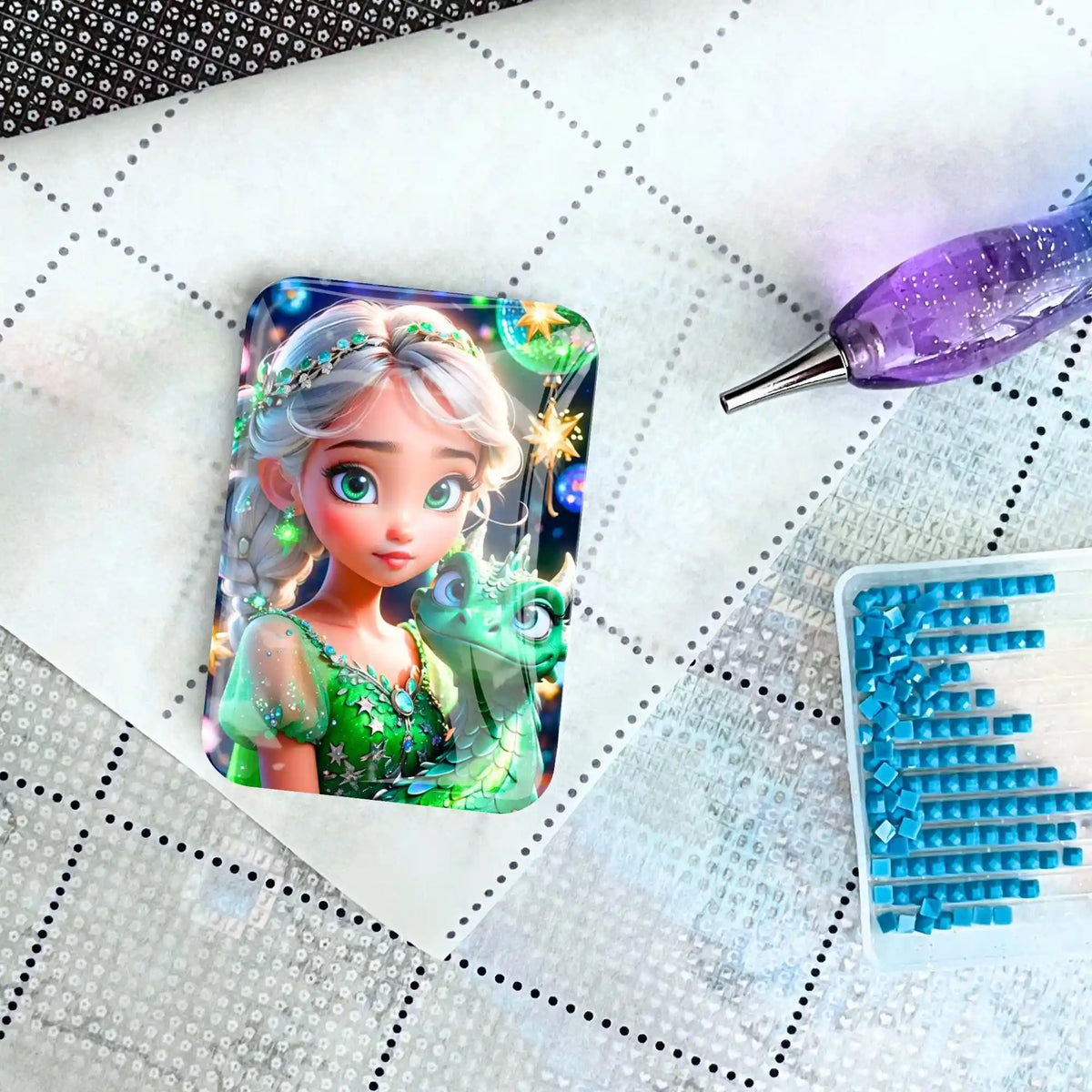 Dragon Girl Magnet-Coverminder für das Diamond Painting auf einer Leinwand mit Stift und blauen Diamanten