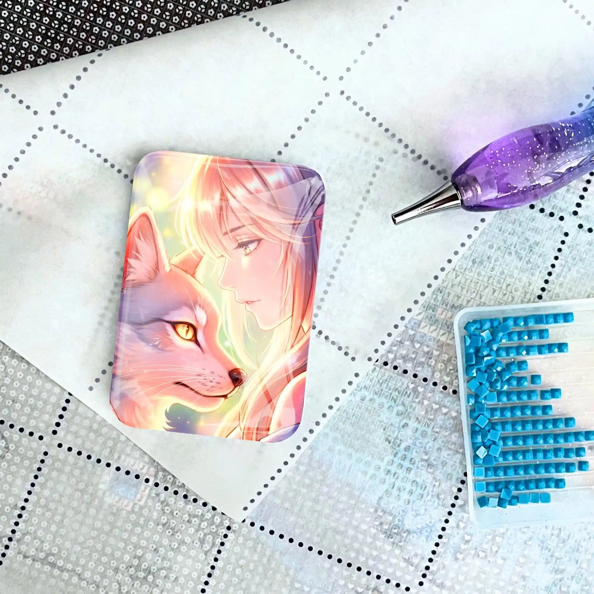 Glas Cover Minder mit Wolf-Motiv für Diamond Painting auf einer Leinwand mit Stift und blauen Diamant-Steinen