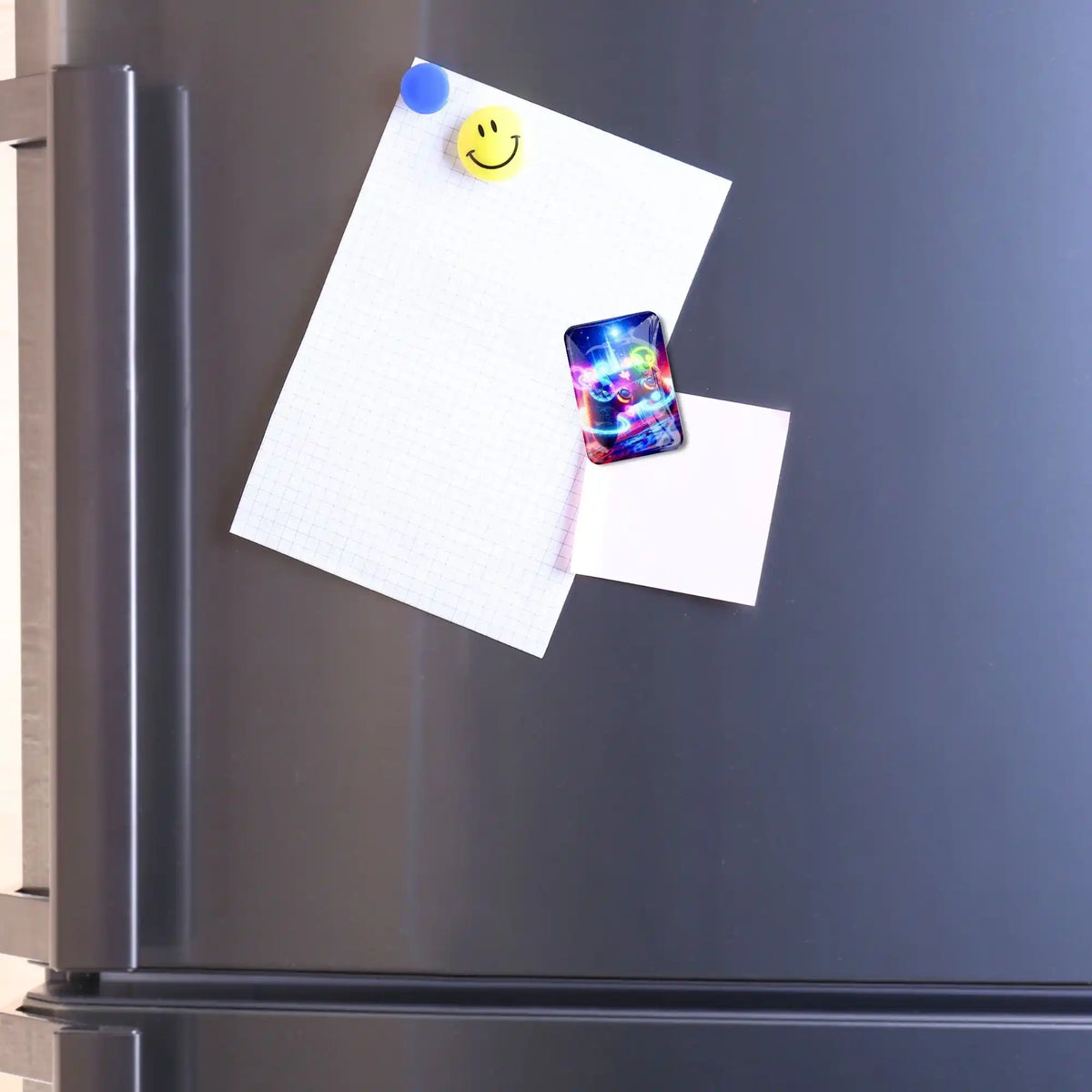 Diamond Painting Cover Minder Gamer Universum als magnetischer Helfer für Kunstwerke auf schwarzem Kühlschrank
