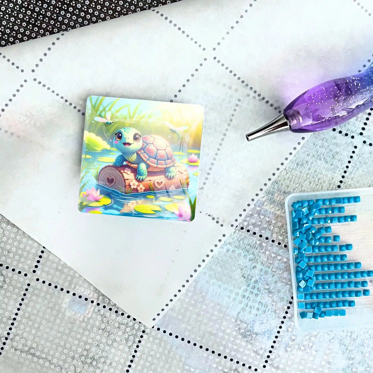 Schildkrötenmädchen Karla Cover Minder aus Glas als praktisches Zubehör für dein Diamond Painting Set auf weißer Leinwand