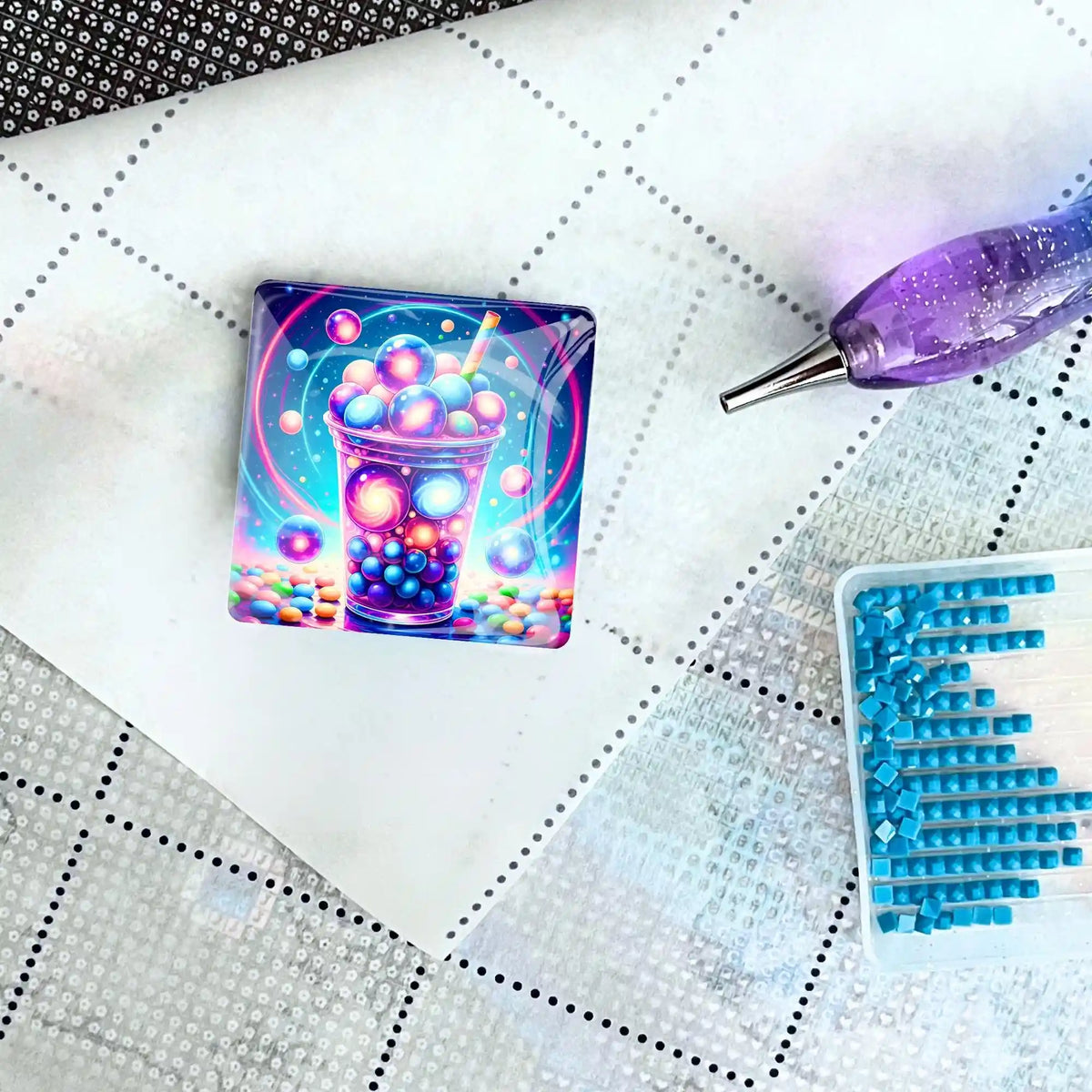 Quadratischer Bubble Tea Cover Minder auf Diamond Painting Leinwand mit Glitzer-Stift und blauem Steinchen-Set