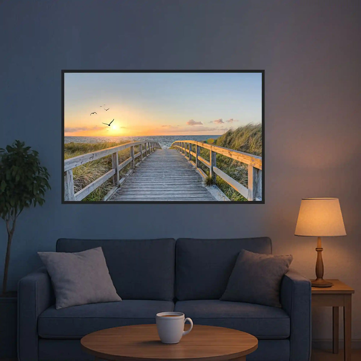 XXXL Diamond Painting Strand der Ruhe mit Holzsteg, Meer und Sonnenuntergang als Wanddekoration über einem Sofa.