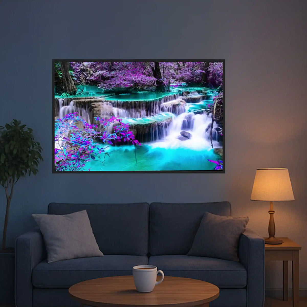 XXL Diamond Painting Set mit Wasserfall Motiv in bunten Naturfarben als glitzernde Wanddekoration über einem Sofa.
