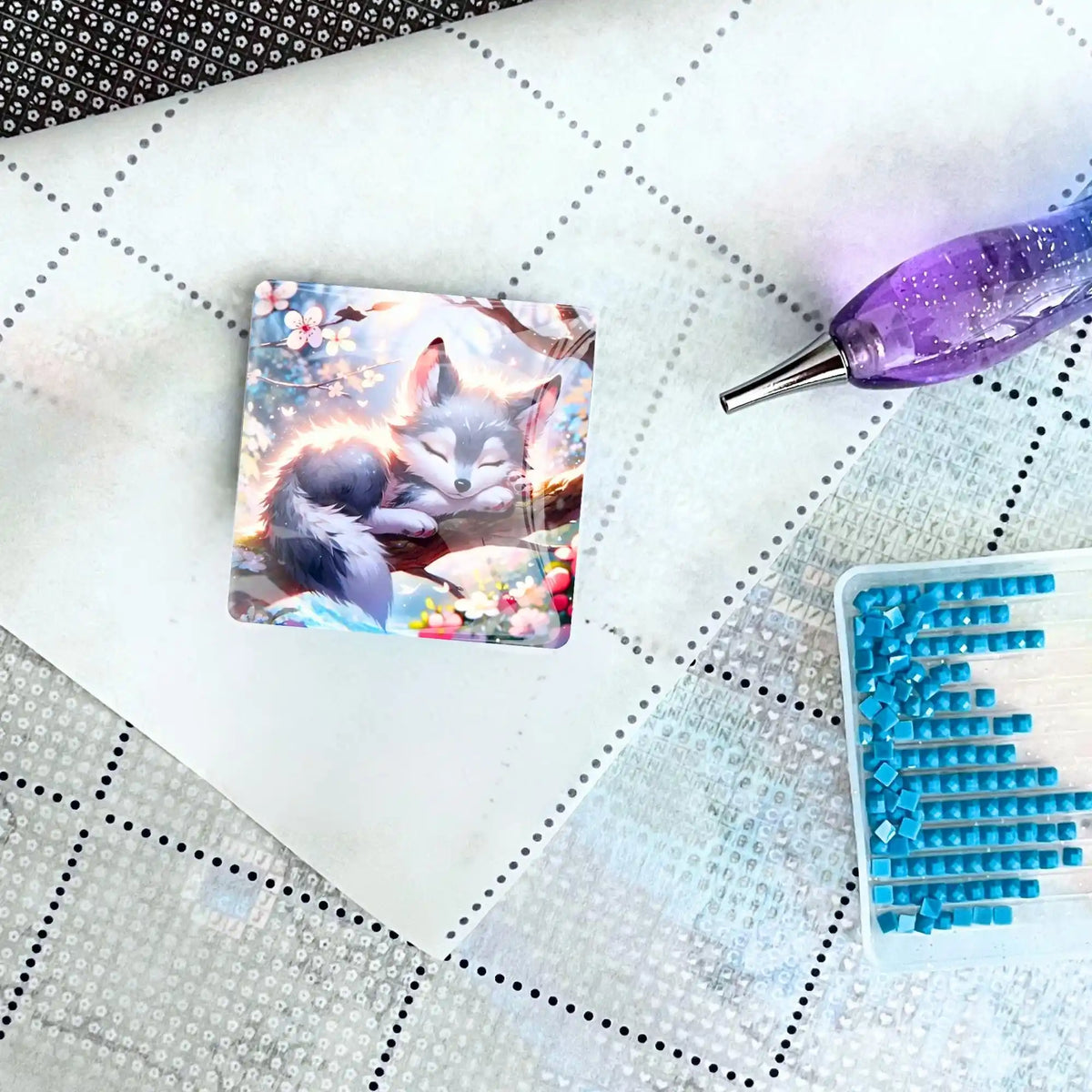 Magischer Cover Minder mit Wolf-Motiv für Diamond Painting auf einer Leinwand mit Werkzeug und blauen Diamanten