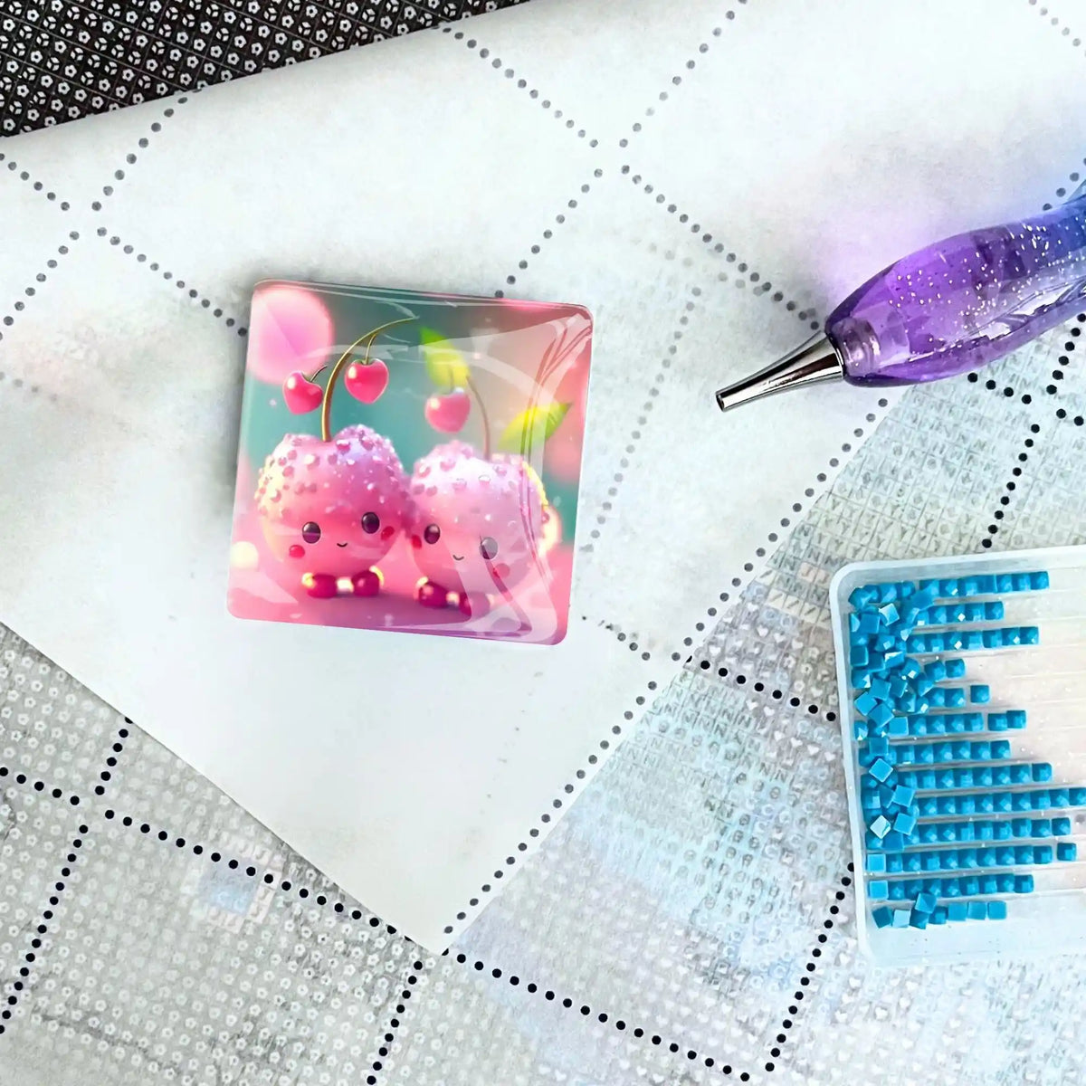 Kirsch-Coverminder aus Glas auf Diamond Painting Leinwand mit Stift und Steinchen-Ablage