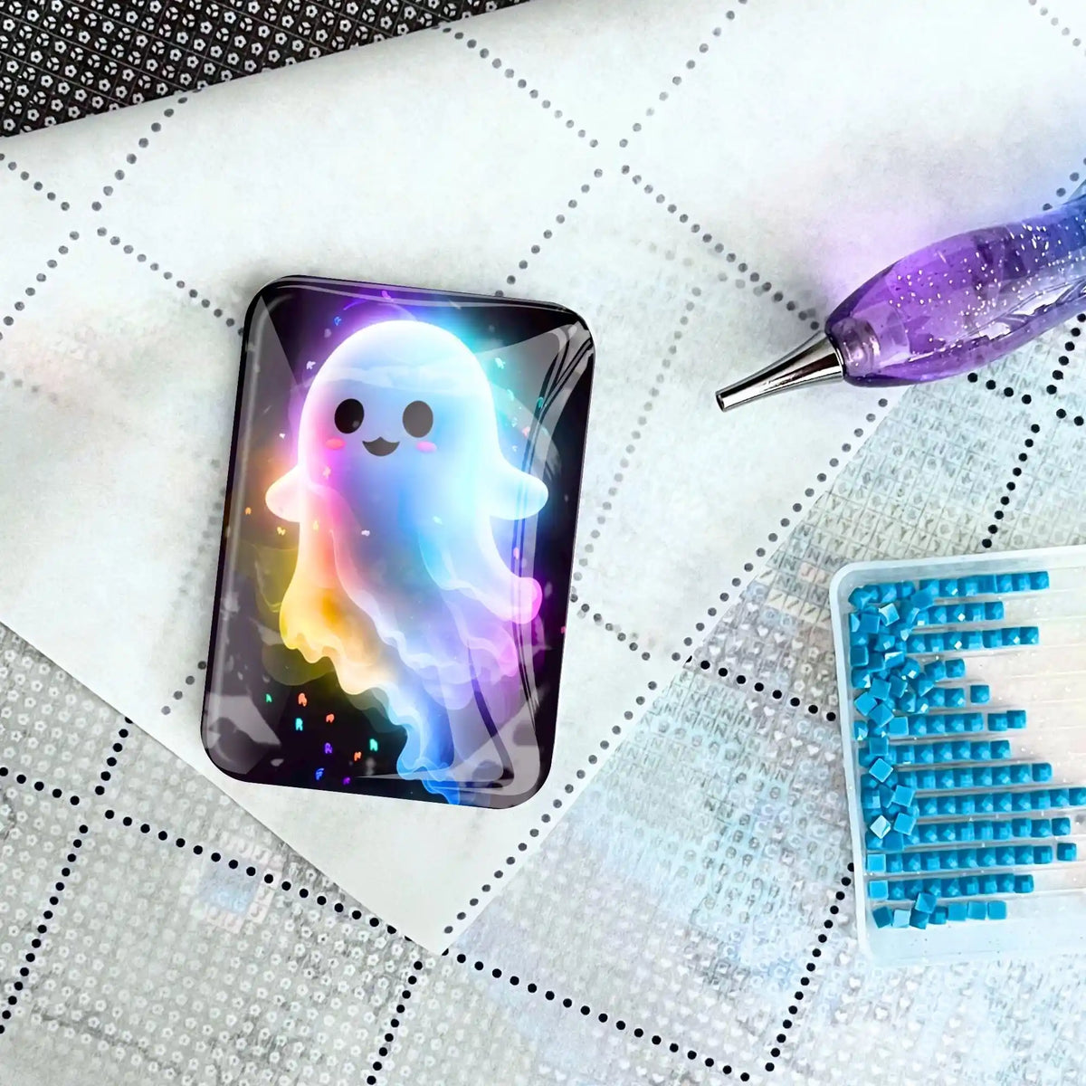Glas Cover Minder Gespenst auf einer Diamond Painting Leinwand mit Glitzer-Stift und blauem Steinchen-Set