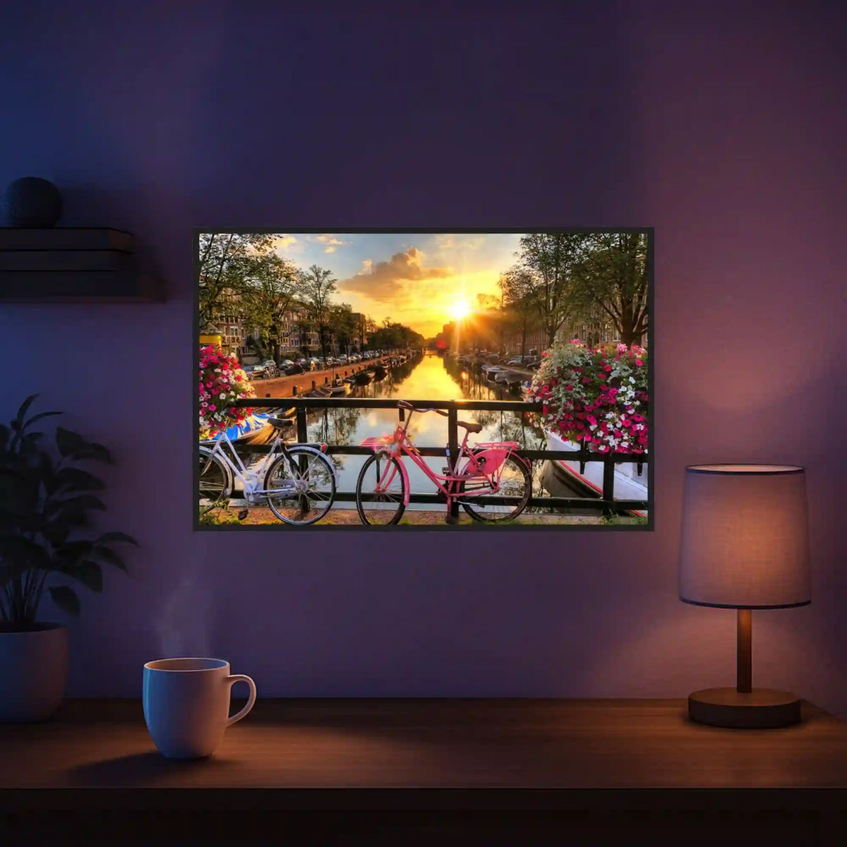 Fertiges Diamond Painting Set Sonnenuntergang in Amsterdam mit Fahrrädern und Blumen an einer Grachtenbrücke