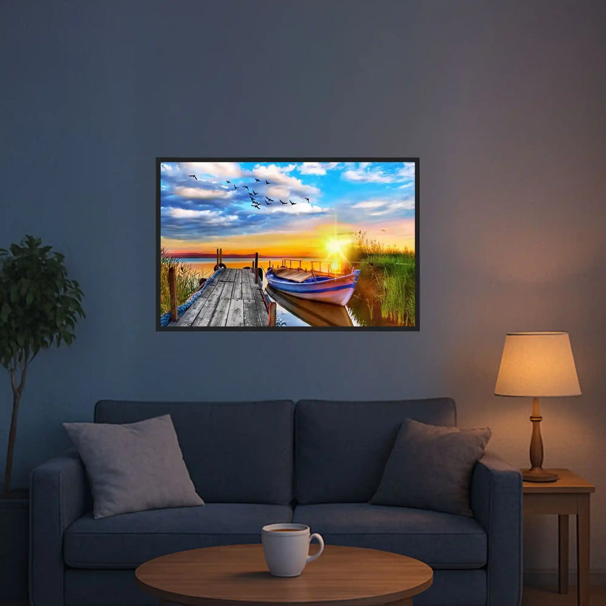 Diamond Painting Set Sonniger Abend am See mit Boot am Steg als dekoratives Wandbild über einem Sofa