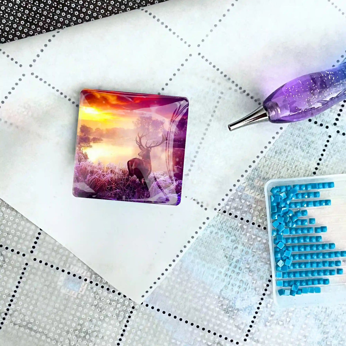 Quadratischer Diamond Painting Cover Minder Motiv Hirsch im Sonnenaufgang mit Stift und Glitzersteinen auf Leinwand
