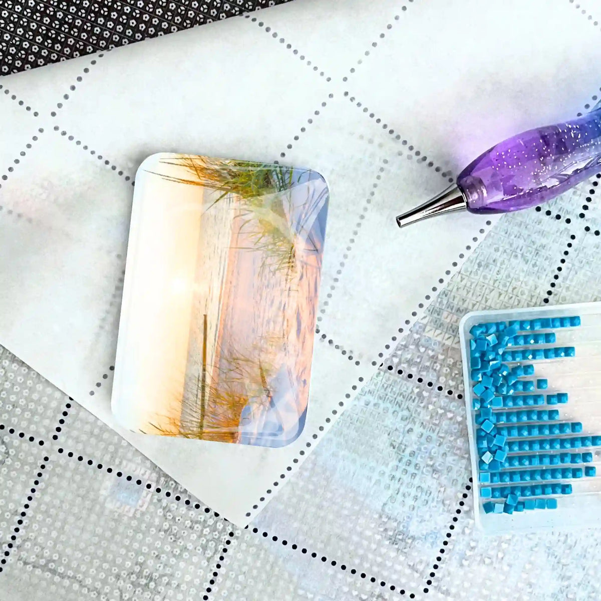Glas Cover Minder mit Sonnenuntergang Motiv auf einer Diamond Painting Leinwand mit Stift und blauen Diamanten