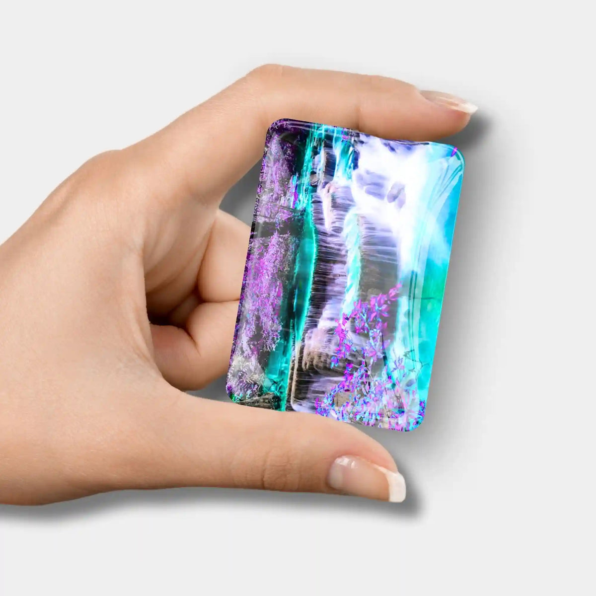 Glas Cover Minder für Diamond Painting mit Wasserfall-Motiv in Blau und Lila in einer Hand gehalten