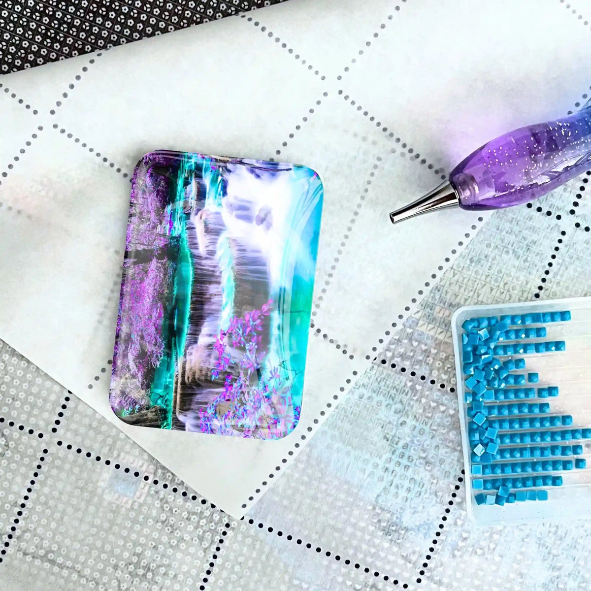 Glas Coverminder mit Wasserfall-Motiv auf Diamond Painting Leinwand mit Glitzersteinchen und Glitzer-Stift