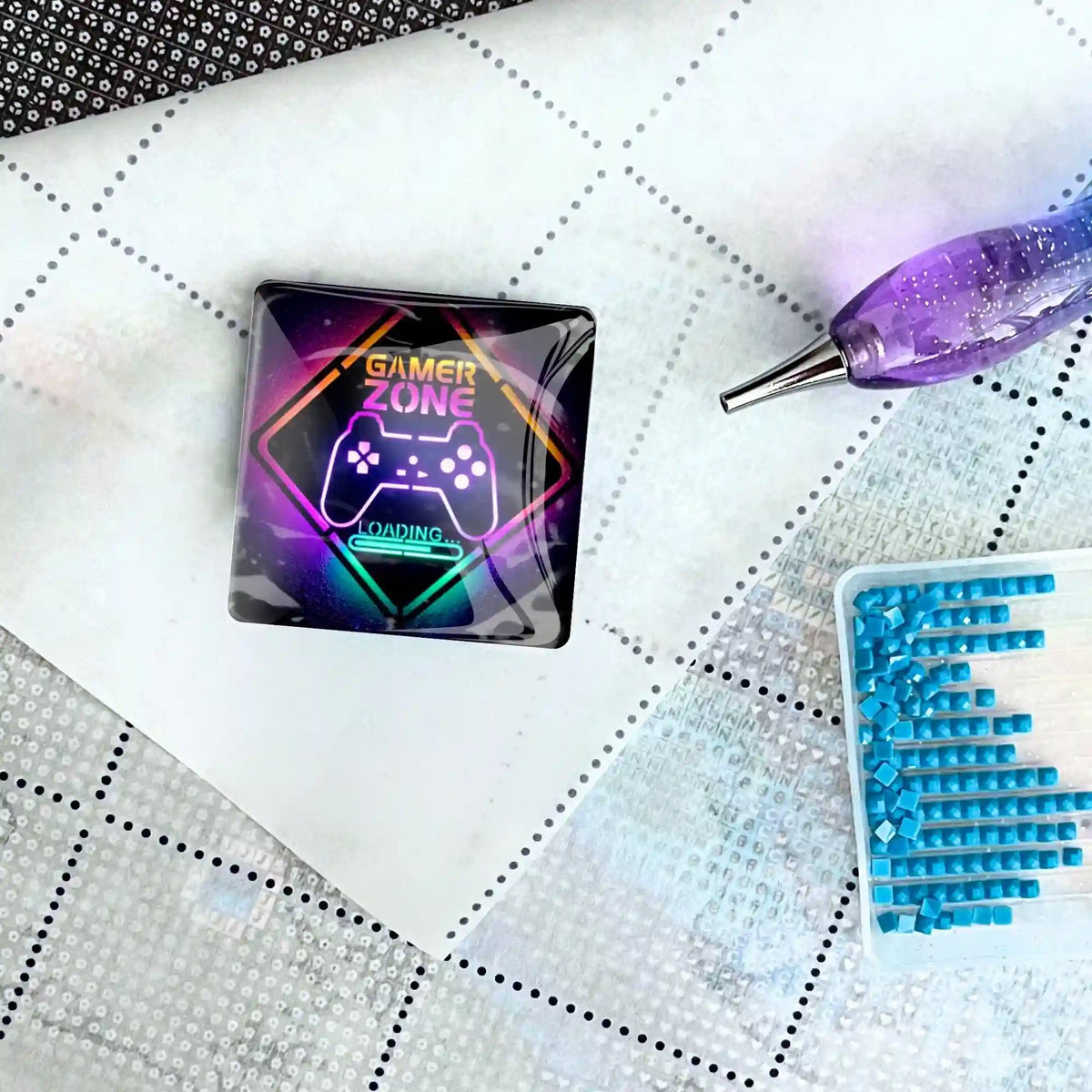 Gamer Zone Cover Minder auf Diamond Painting Leinwand mit Glitzer-Stift und blauem Steinchen-Schiffchen