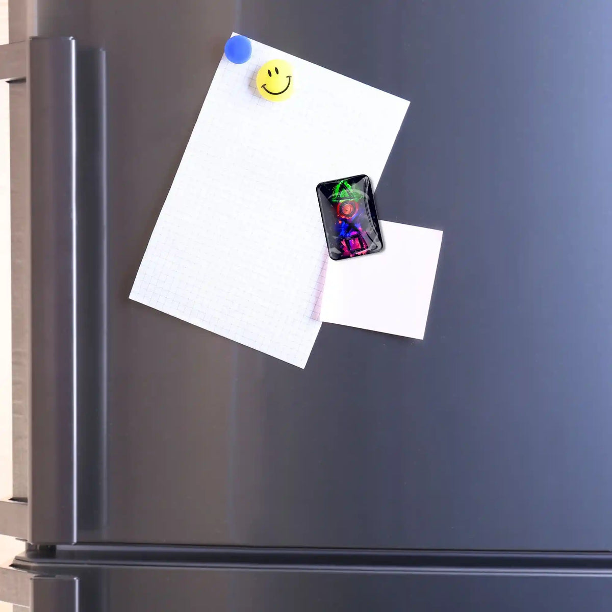 Magischer Cover Minder mit Gaming-Motiv als praktisches Zubehör für dein Diamond Painting auf einem Kühlschrank.