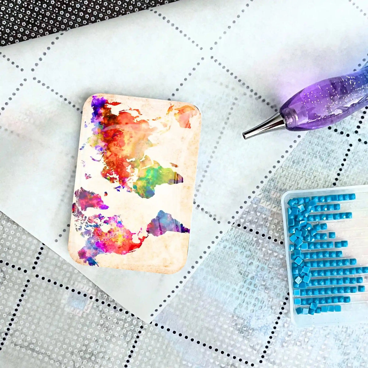 Bunter Weltkarte Cover Minder aus Glas als magnetisches Zubehör für Diamond Painting auf einer Leinwand mit Stift