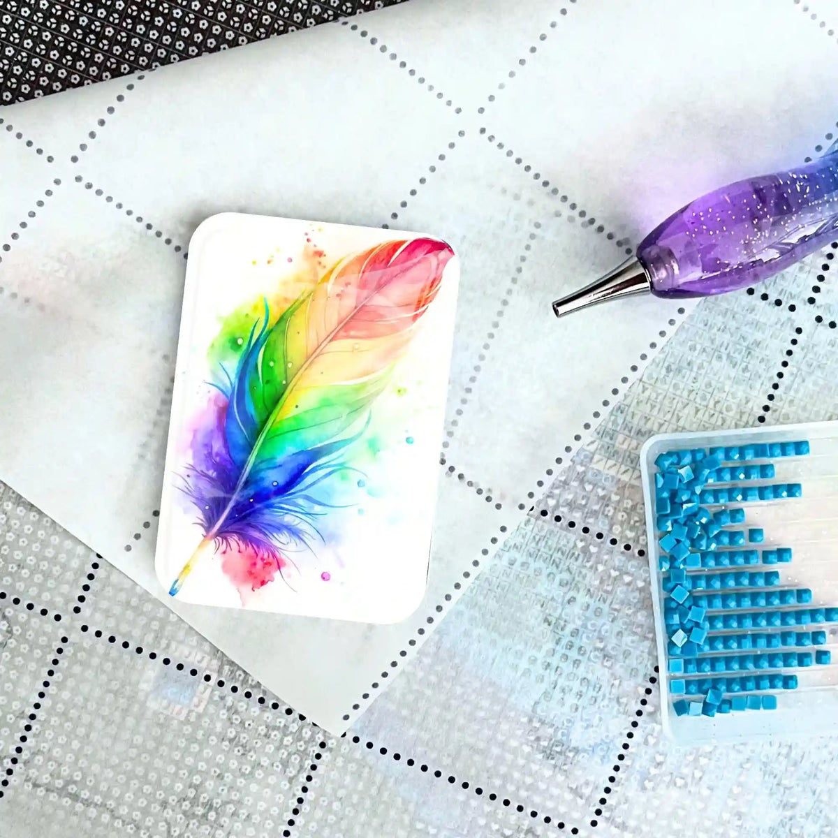 Regenbogen-Feder Coverminder aus Glas für Diamond Painting auf einer Leinwand mit Stift und blauen Diamant-Steinen