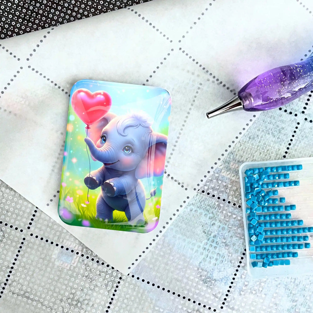 Diamond Painting Cover Minder mit süßem Elefanten und Herzballon auf Leinwand mit Glitzersteinen