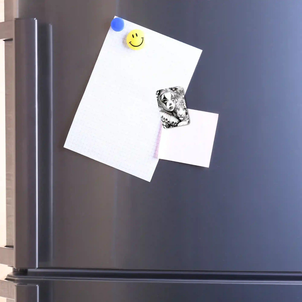 Diamond Painting Cover Minder Motiv Maskerade als magnetischer Helfer für kreative DIY-Projekte an einem Kühlschrank.