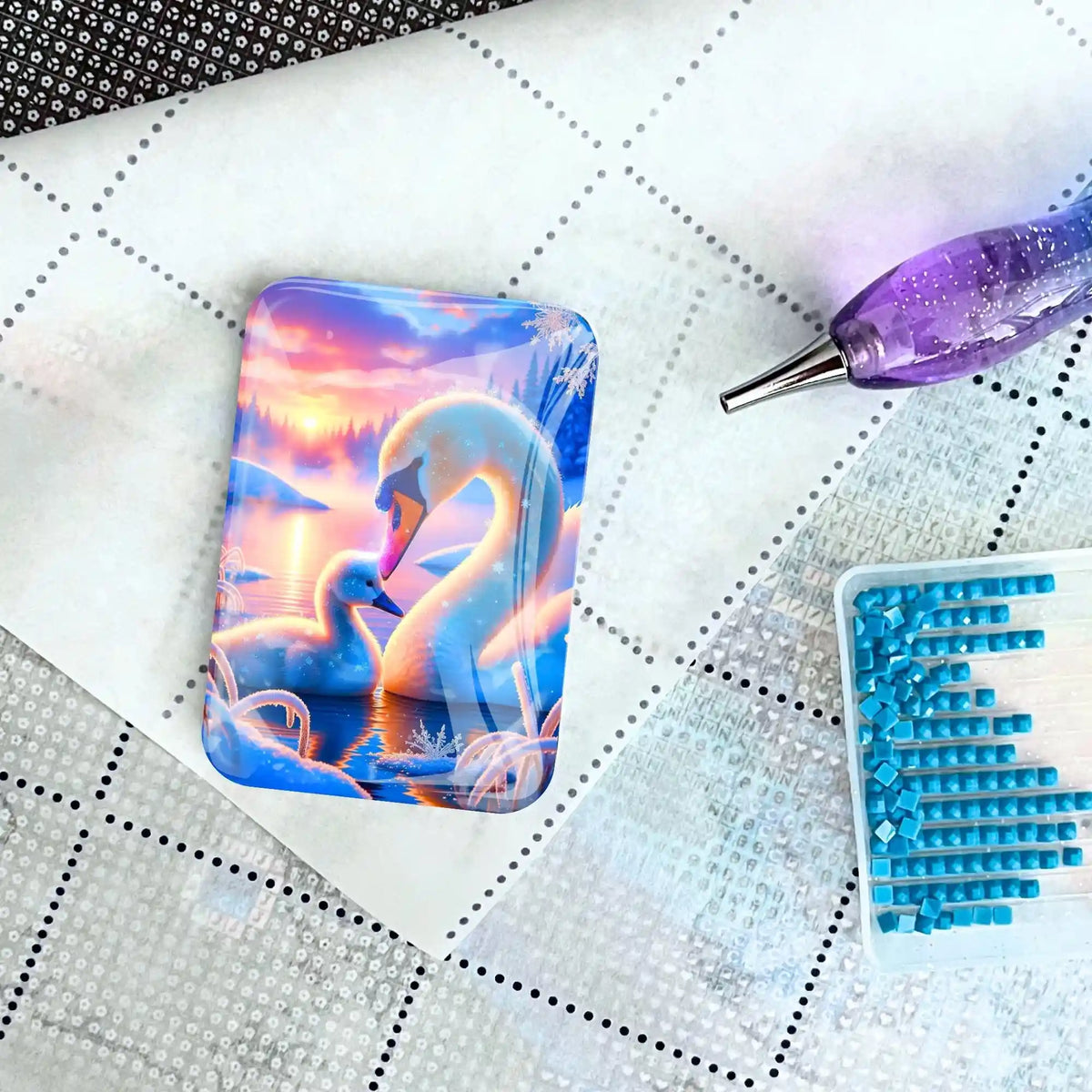 Glas Coverminder mit Schwanen-Motiv auf Diamond Painting Leinwand mit Glitzer-Stift und blauem Steinchen-Schälchen