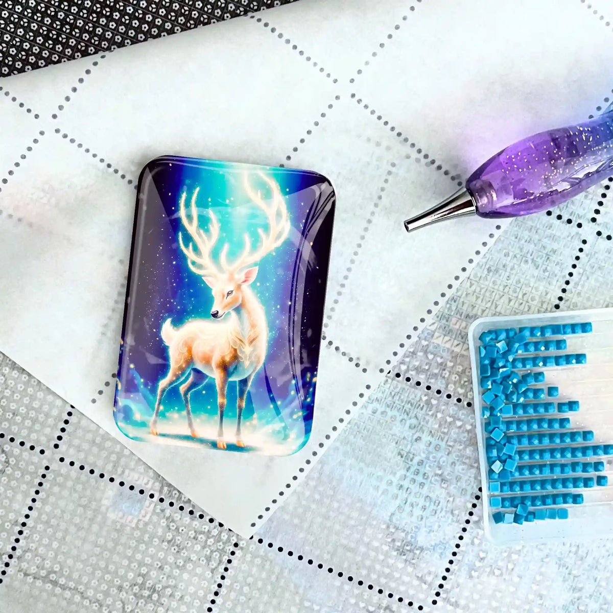 Magischer Coverminder mit Reh-Motiv Herr der Wälder auf einer Diamond Painting Leinwand mit Glitzersteinchen