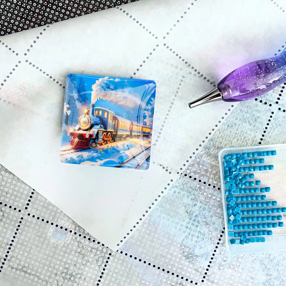 Quadratischer Night Train Glas-Coverminder für Diamond Painting auf einer Leinwand mit Stift und blauen Diamanten