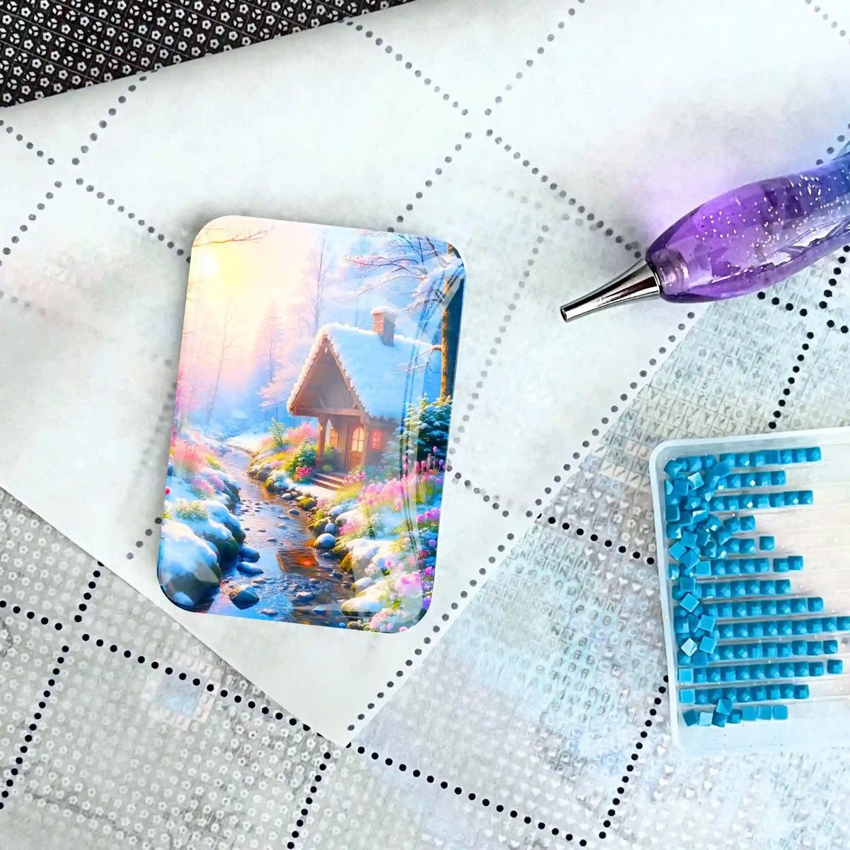 Glas Cover Minder Wintermorgen für Diamond Painting mit Magnet und Kreativ-Zubehör auf einer gepunkteten Leinwand.
