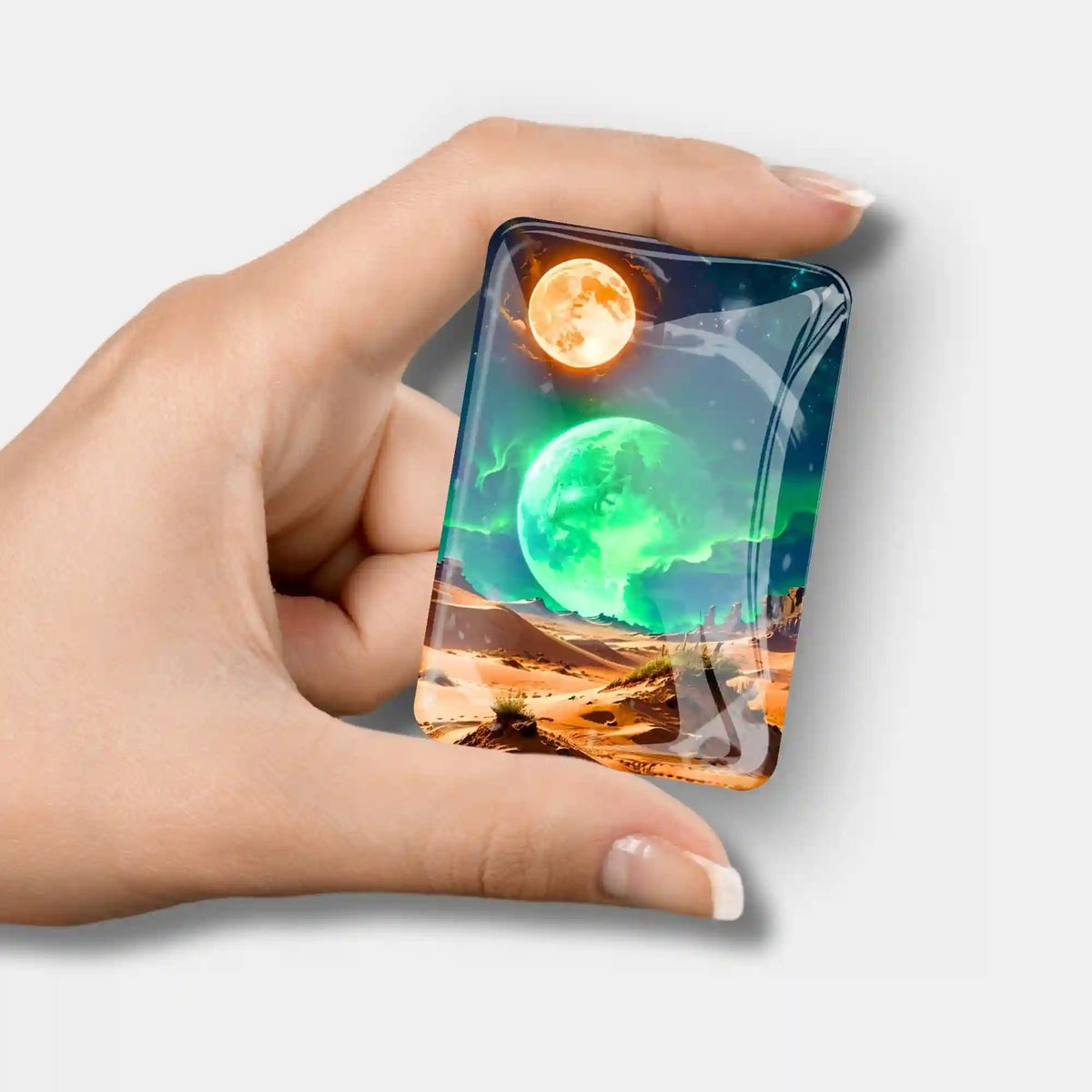Glas Cover Minder für Diamond Painting mit Finsternis-Motiv in Hand gehalten als praktisches Zubehör