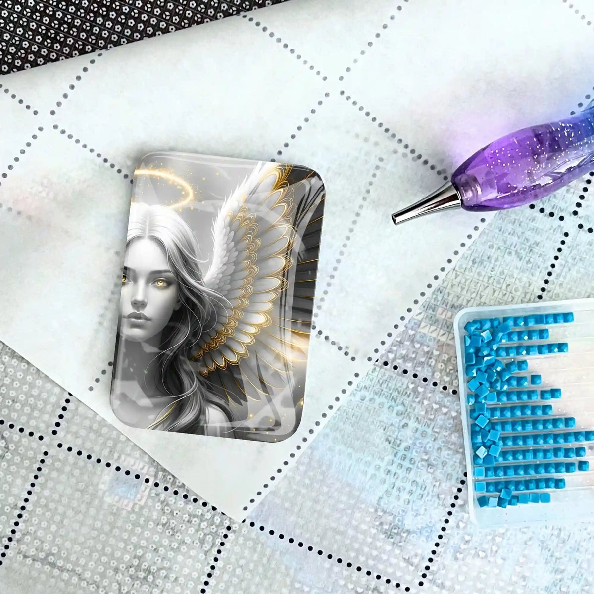 Glas Cover Minder Golden Angel auf einer Diamond Painting Leinwand mit Stift und blauen Diamant-Steinen