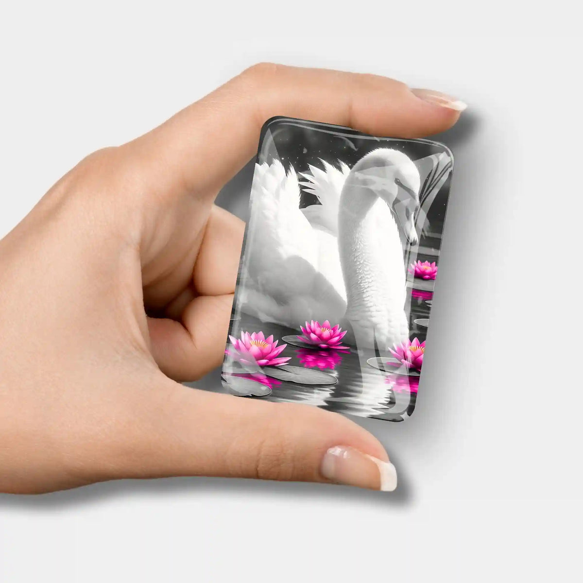 Magnetischer Diamond Painting Cover Minder mit Schwan-Motiv und Seerosen, ideal als praktisches Zubehör für Bastelsets.