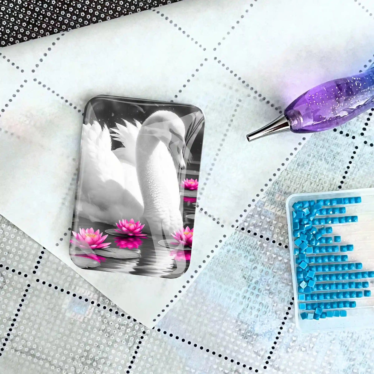 Diamond Painting Cover Minder mit Schwan-Motiv auf Leinwand, inklusive Glitzer-Stift und Steinchen-Schale