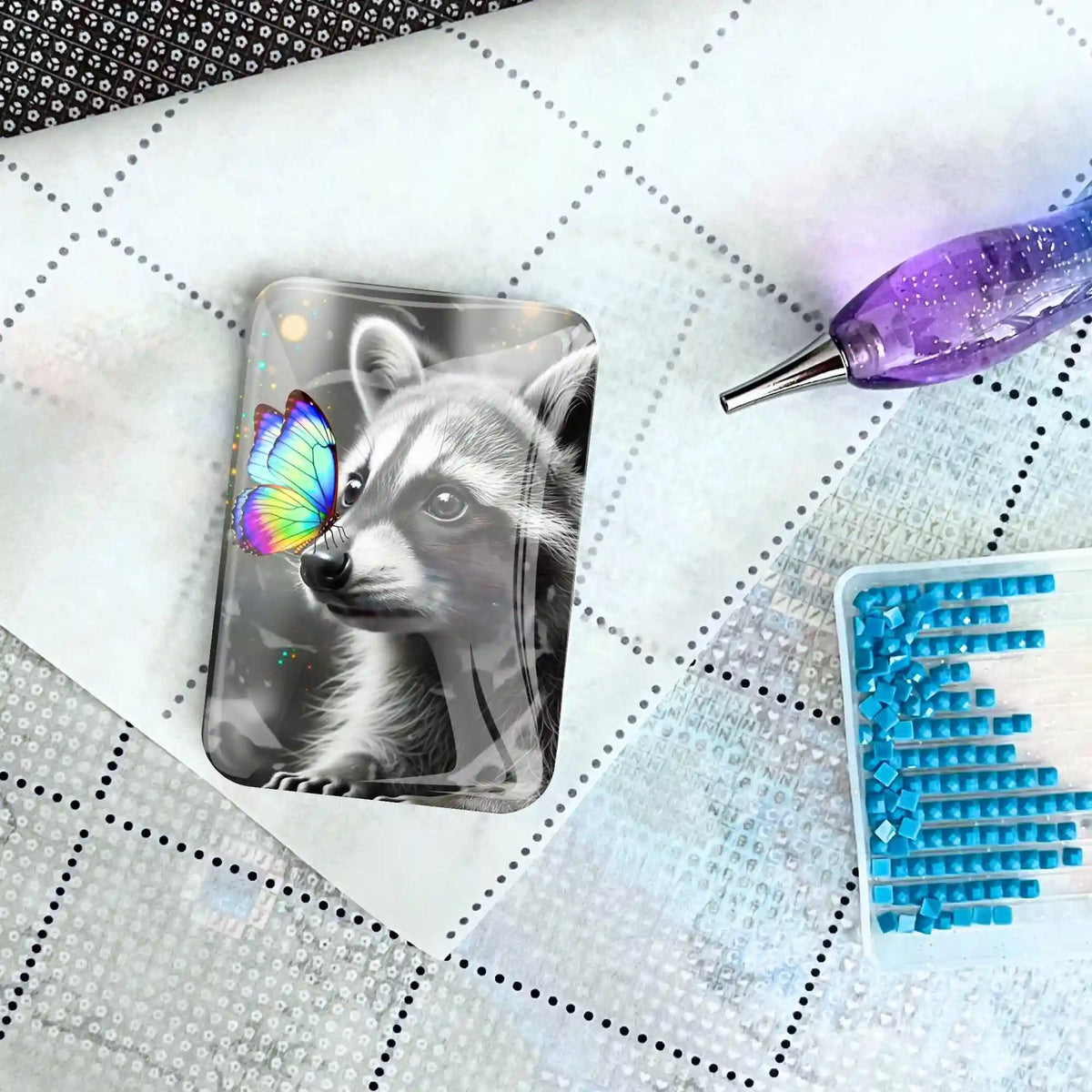 Glas Cover Minder mit Waschbär-Motiv als Zubehör für dein Diamond Painting auf einer Leinwand mit Stift und Steinchen.