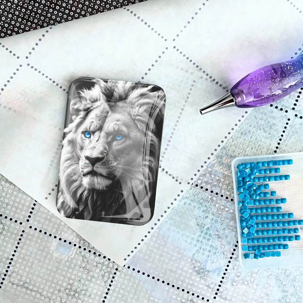 Magnetischer Glas Cover Minder Löwe mit blauem Löwenauge als praktisches Diamond Painting Zubehör auf Leinwand