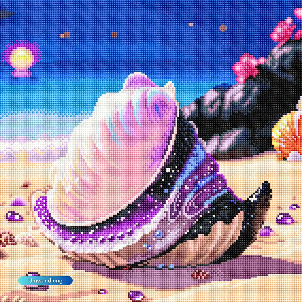 Diamond Painting Muschel Violett: Funkelnde Strandlandschaft mit großer Muschel im Sand und Meer im Hintergrund.