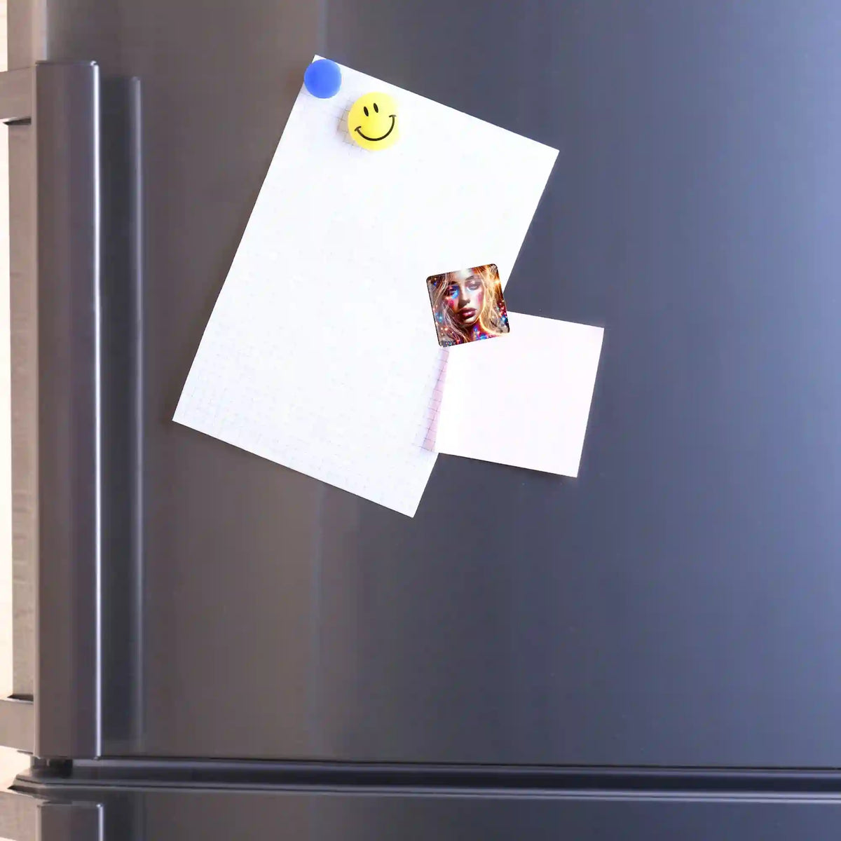 Magischer Cover Minder Elara als praktisches Accessoire für Diamond Painting an einem magnetischen Kühlschrank befestigt