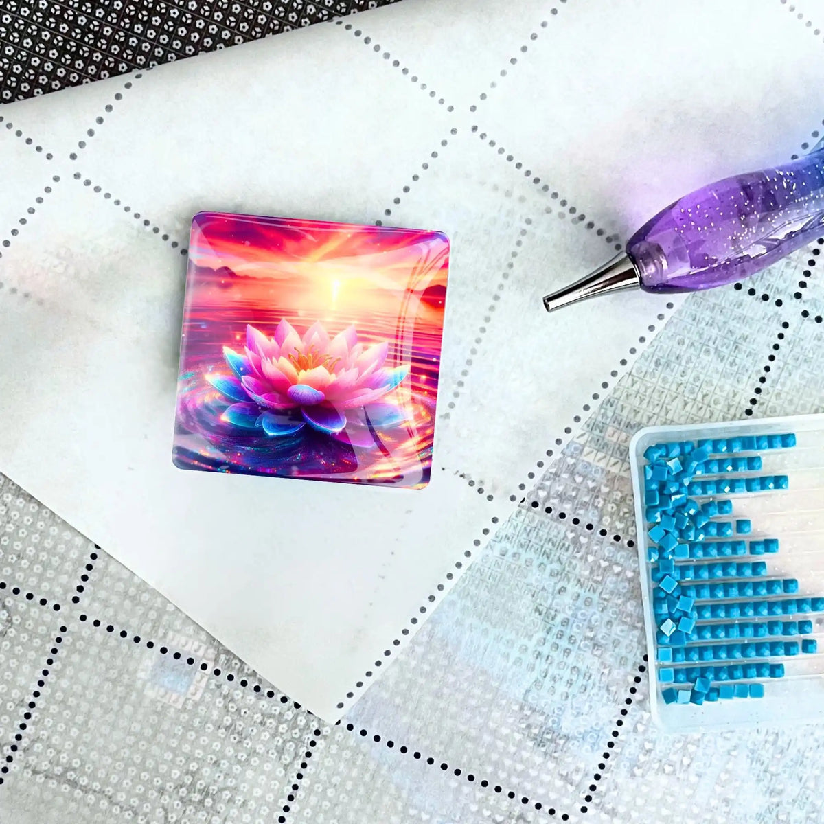 Quadratischer Diamond Painting Cover Minder mit Lotosblüten-Motiv auf einer Leinwand mit Stift und Glitzersteinen