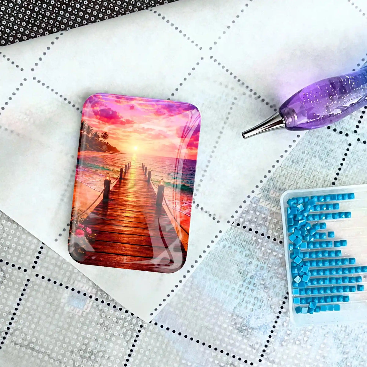 Glas Cover Minder mit Steg-Motiv für Diamond Painting auf einer Leinwand mit Diamond Painting Zubehör