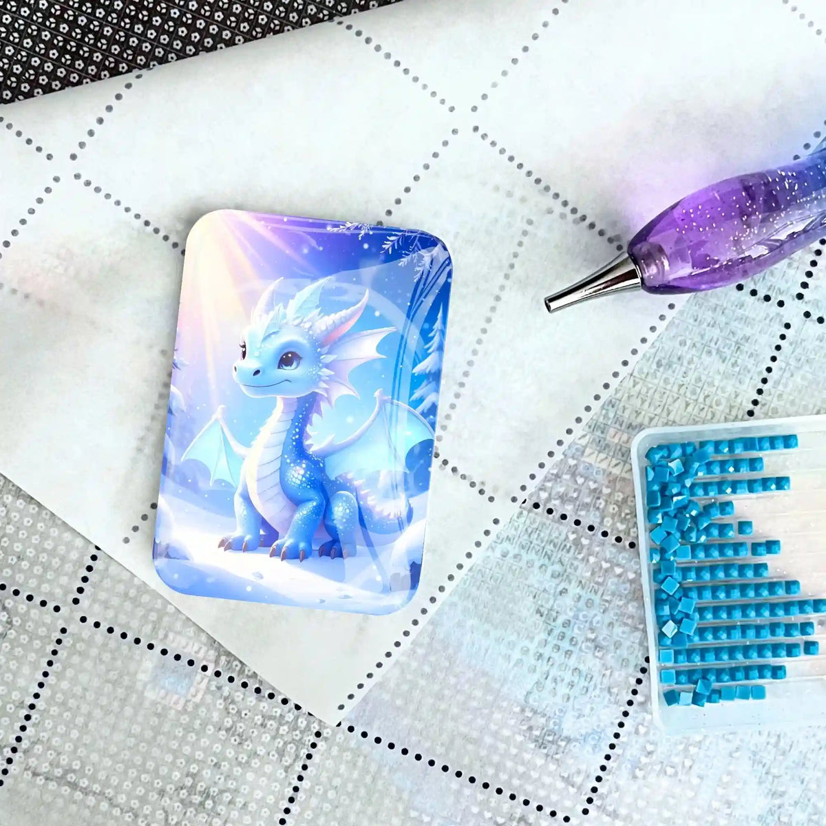 Glas Cover Minder mit Drachen-Motiv auf Diamond Painting Leinwand mit Glitzer-Stift und blauem Steinchen-Set