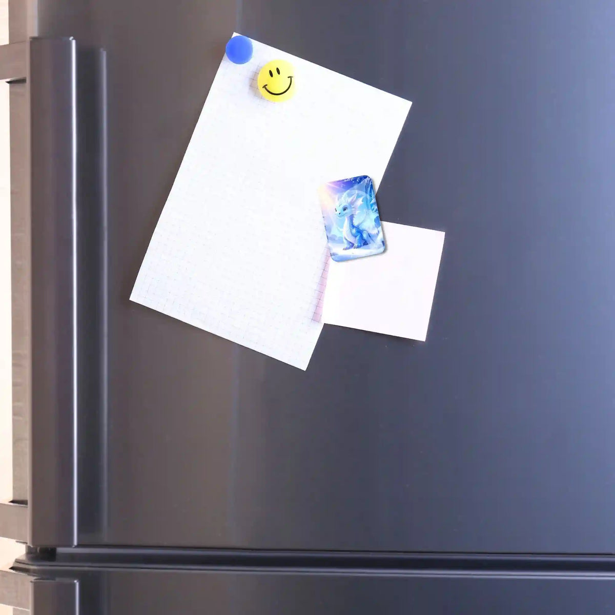 Diamond Painting Cover Minder Licht des Nordens mit Drachenmotiv an einem Kühlschrank befestigt