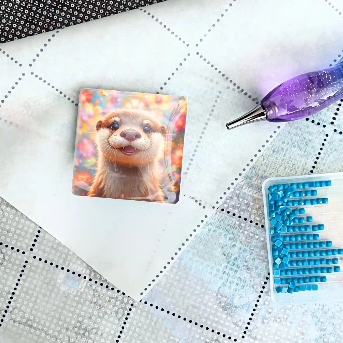 Glas-Coverminder mit Otter-Motiv als praktisches Zubehör für Diamond Painting auf einer Leinwand mit Stift und Steinen