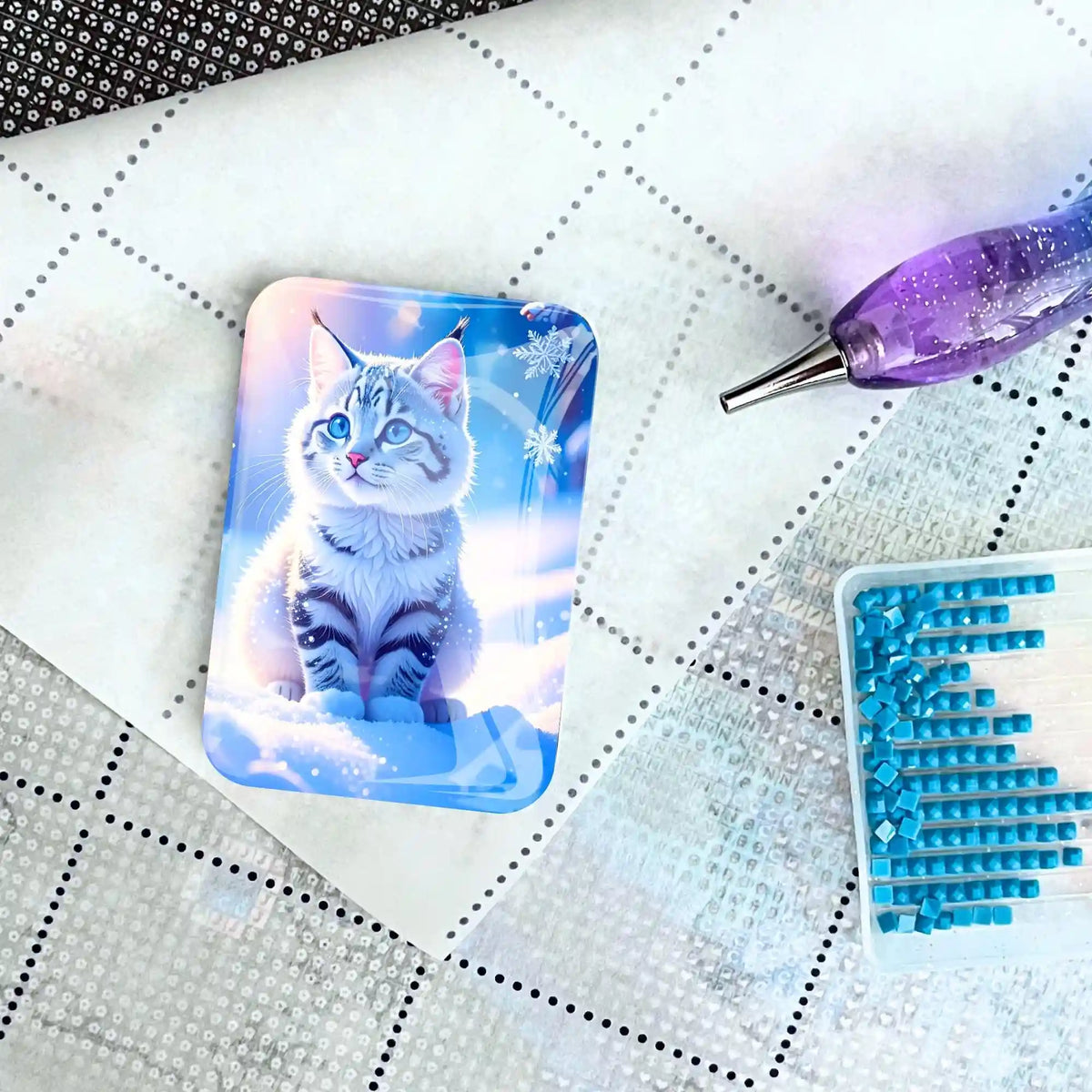 Magnetischer Coverminder Schneegeist Katze für die Diamond Painting Leinwand mit Stift und blauen Diamanten.