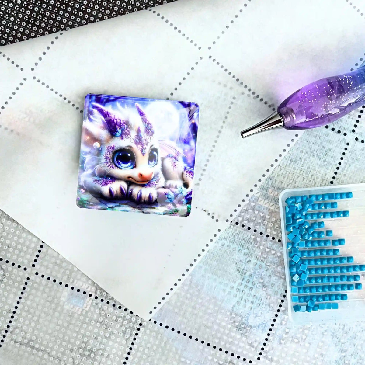 Magischer Lunaris Coverminder aus Glas auf Diamond Painting Leinwand mit Glitzersteinen und Stift