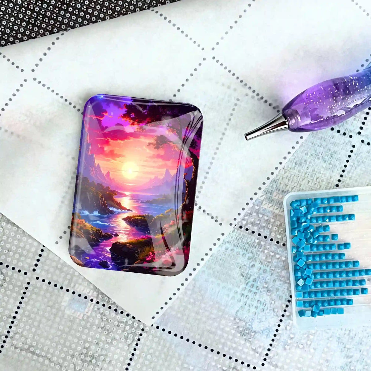 Magischer Cover Minder mit Sonnenuntergang-Motiv für Diamond Painting auf einer Leinwand mit Applikator und Steinchen.