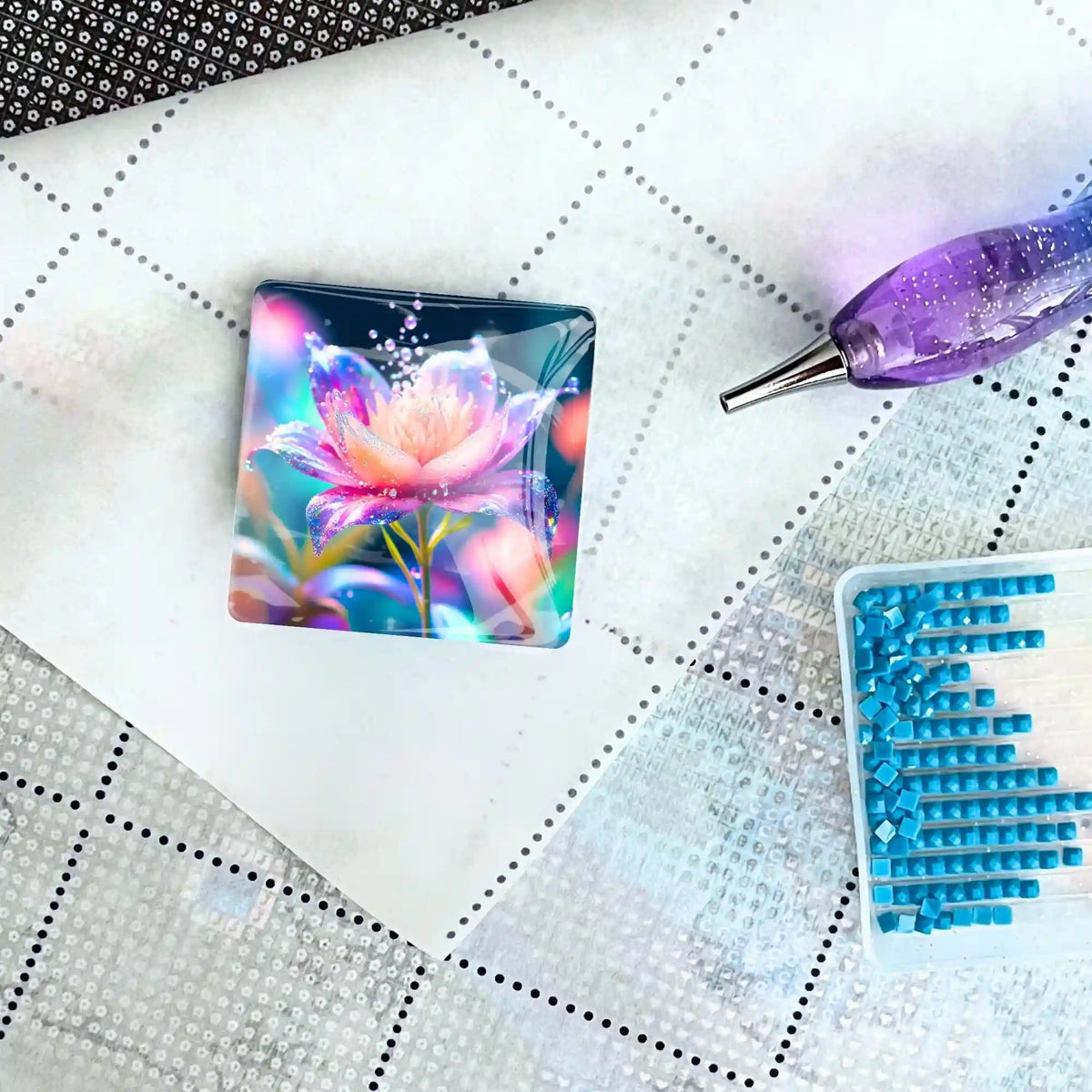 Magischer Sternentau Cover Minder aus Glas als praktisches Diamond Painting Zubehör auf einer Leinwand mit Werkzeug