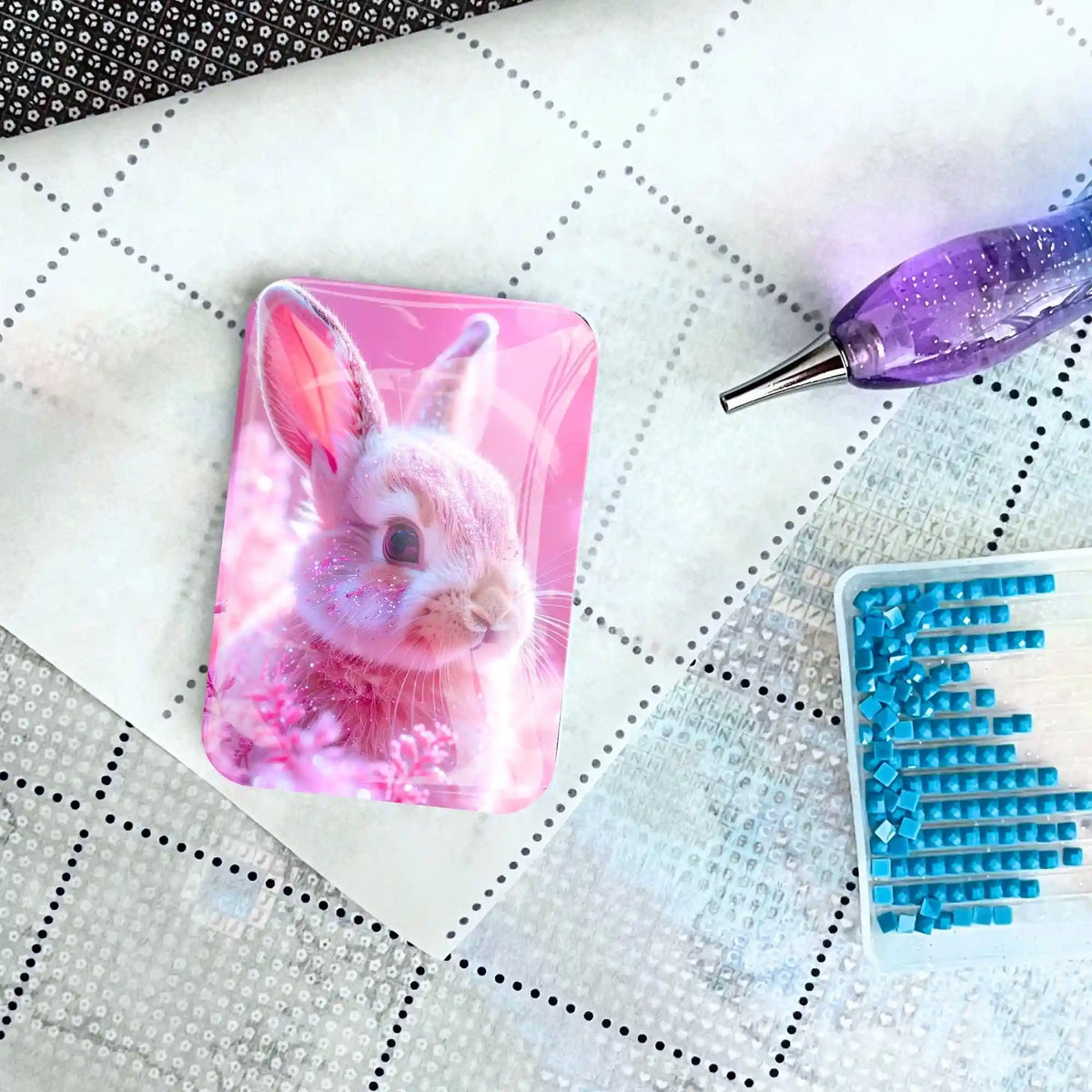 Rosa Cover Minder mit Hasenmotiv für Diamond Painting auf einer Leinwand mit Glitzersteinchen und Stift
